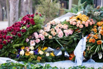 Wieńce i wiązanki na świeżym grobie